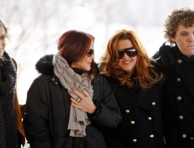 O εγγονός του Έλβις Πρίσλεϊ είναι ίδιος ο παππούς του - Η ομοιότητα είναι απίστευτη (φωτο)